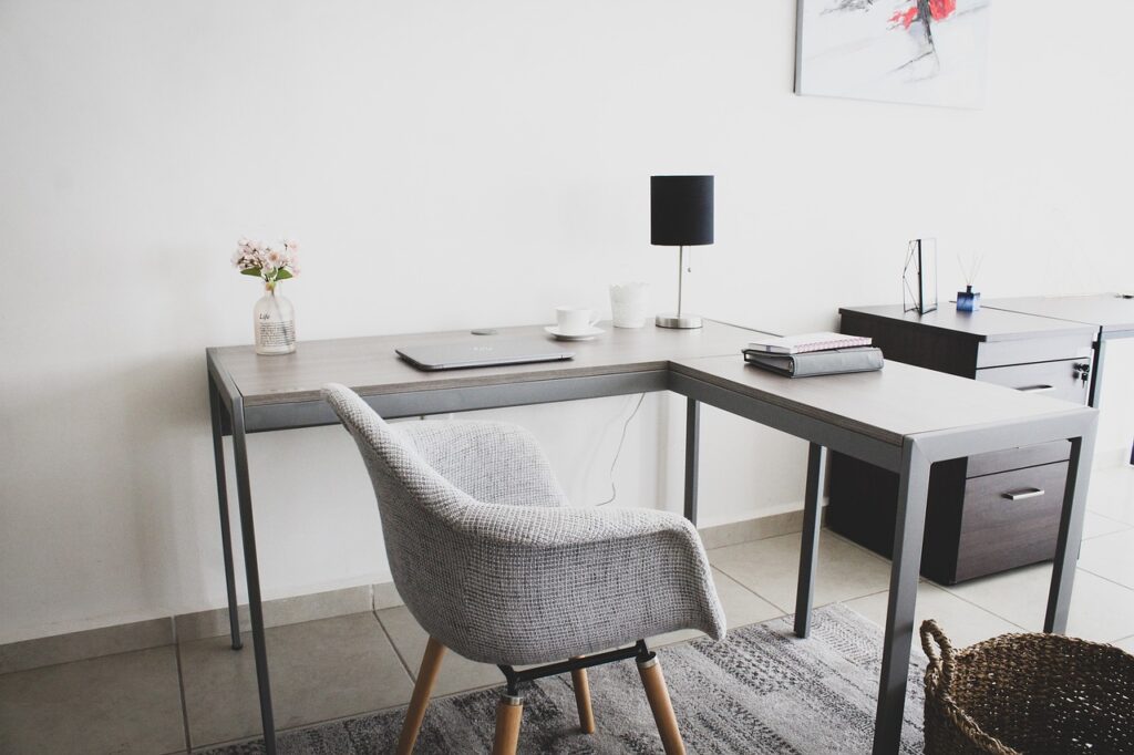 Home office organizado com decoração funcional e armazenamento inteligente
